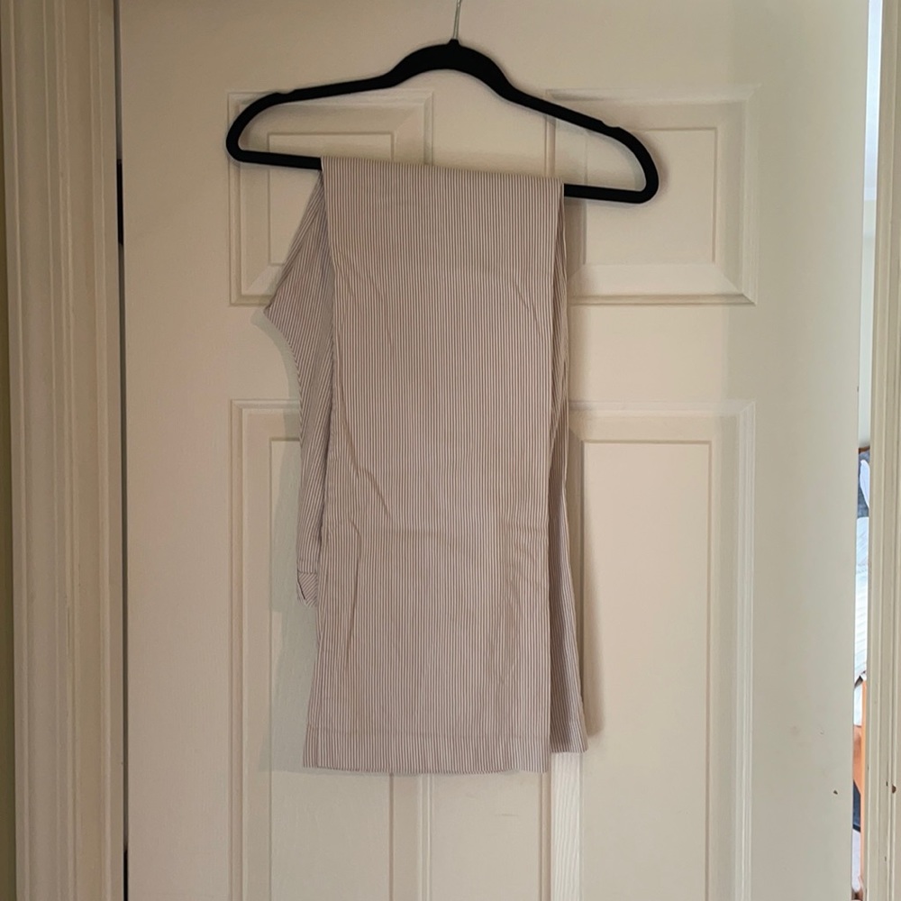 New York & Company Stretch tan/white seersucker pants size 6 tall.